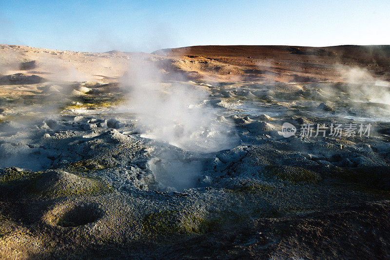 近距离观看地热景点在Sol de Mañana公园在Altiplano，玻利维亚